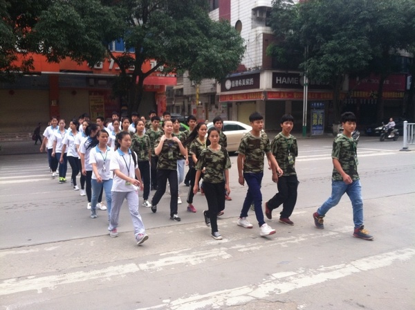 1整齐的队伍，豪迈的步伐，学生会、护校队成员前往苍梧法院路上.jpg