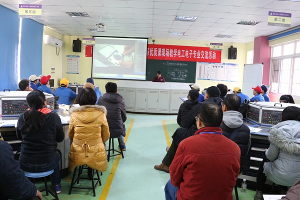 广西机电技师打鱼提现24小时在线教师李仁芝进行信息专业优质课展示.jpg