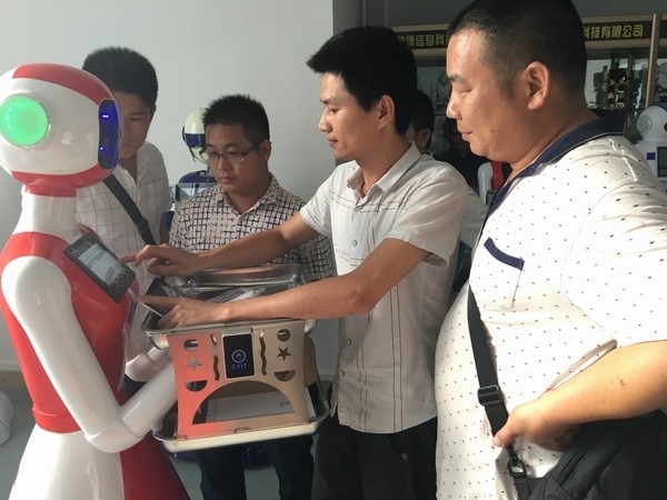 3梁宜霖工程师给教师团队讲解迎宾、送餐机器人使用、读写与操控.jpg