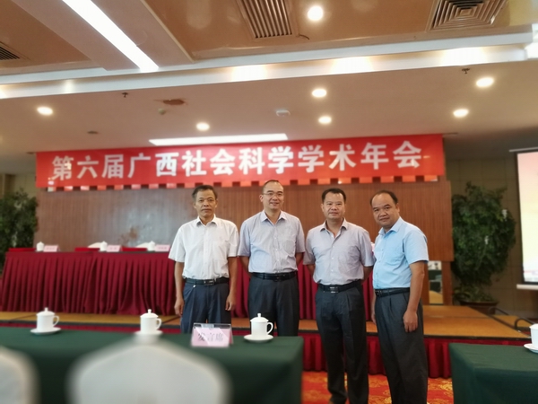 获奖教师刘子荣（左一）、严敏（左二）、李勇伟（右二）、韦伟勇（右一）在年会会场合影留念.jpg