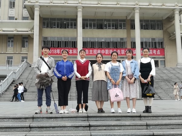 2 2015级学生在梧州市学院参加考试的毕业生.jpg